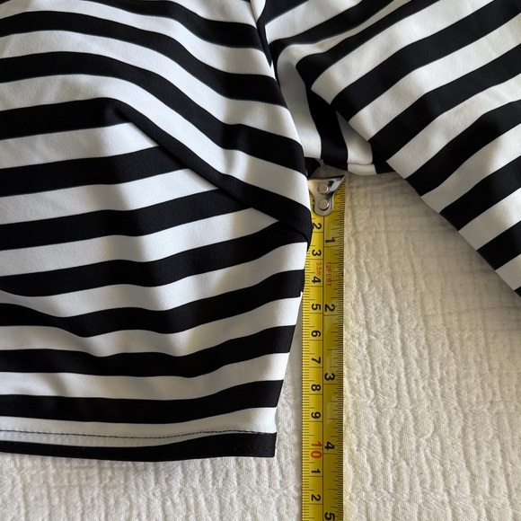 Black and White cropped swim shirt / 8 - Picture 5 of 9